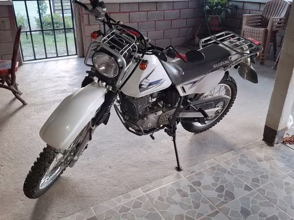 VENDO MOTOCICLETA SUZUKI DR 200