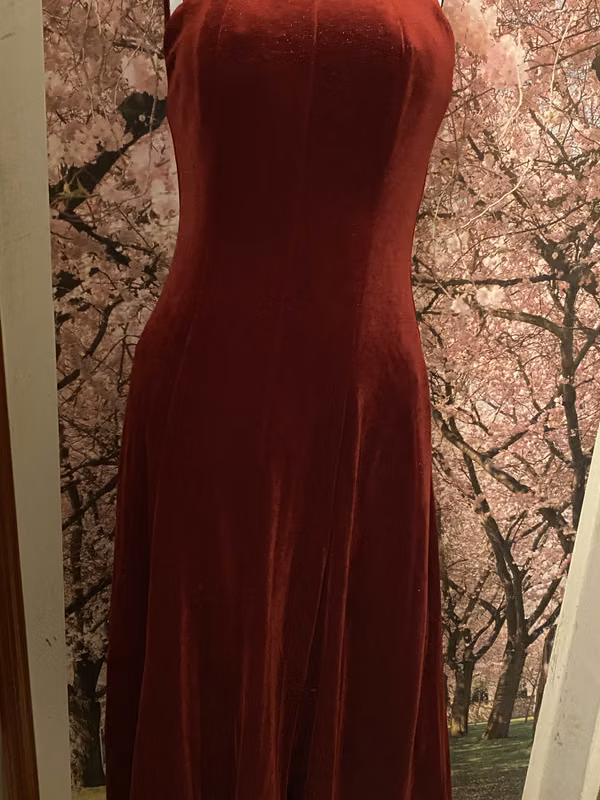 Fino vestido rojo con delicado destellos dorados 