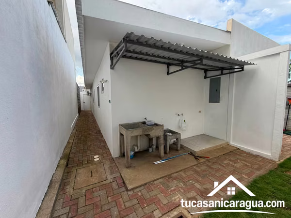 SE RENTA CASA MODERNA EN SENDEROS DE LAS COLINAS – MANAGUA