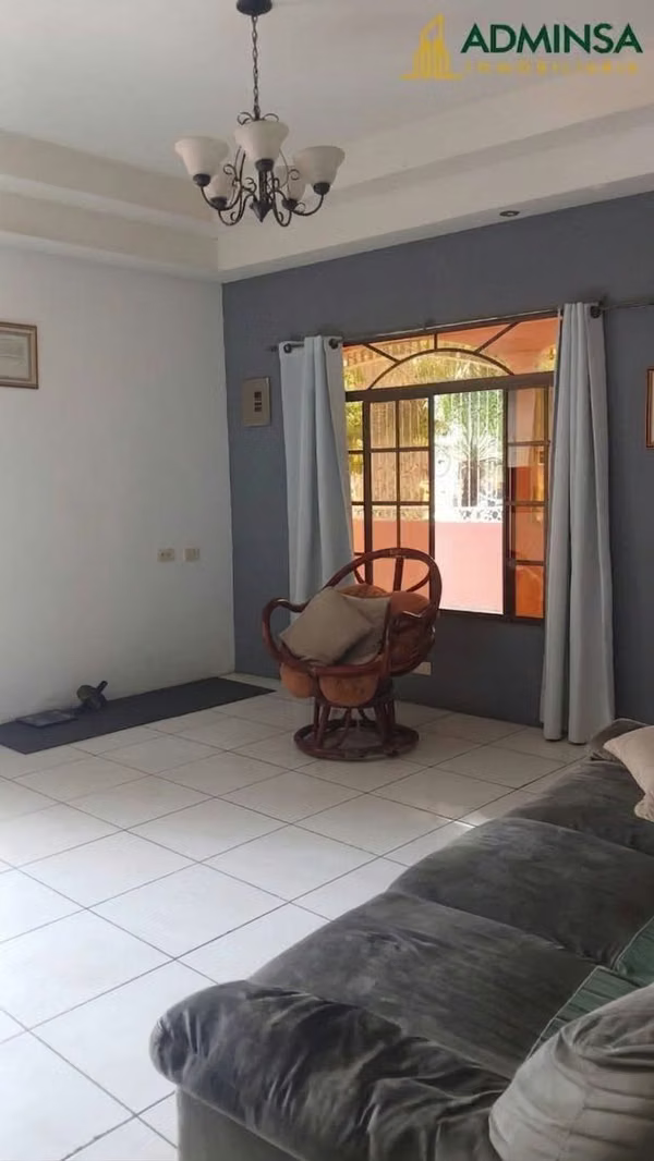 Hermosa y amplia casa esquinera en venta!