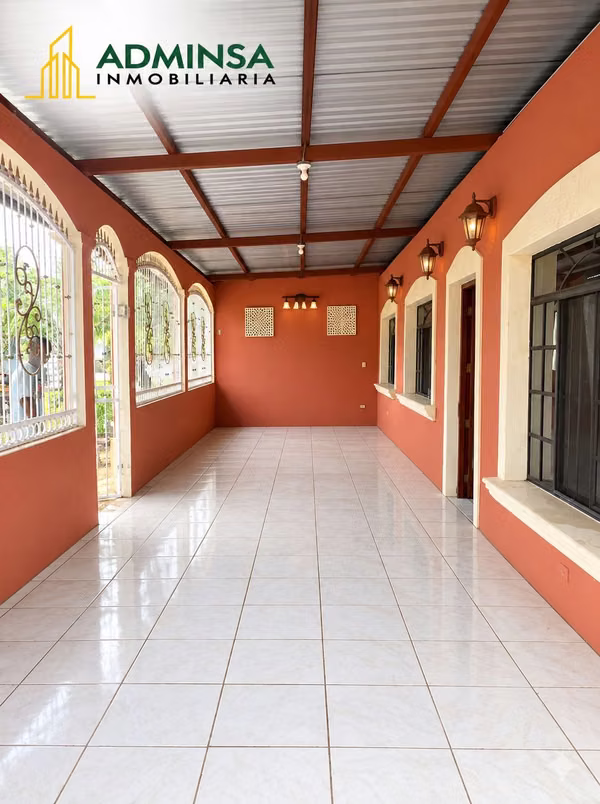 Hermosa y amplia casa esquinera en venta!