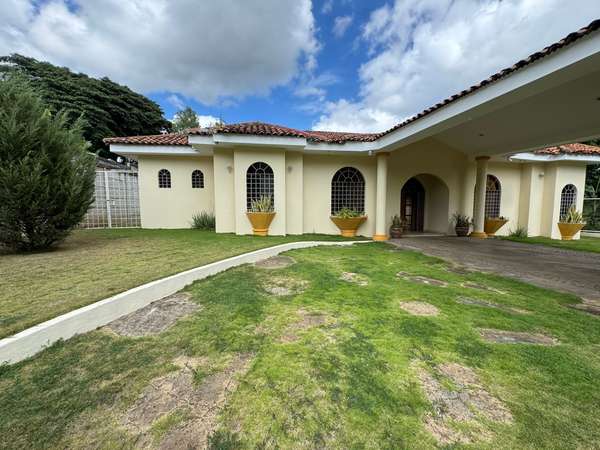 Rental House in Old Road to Leon