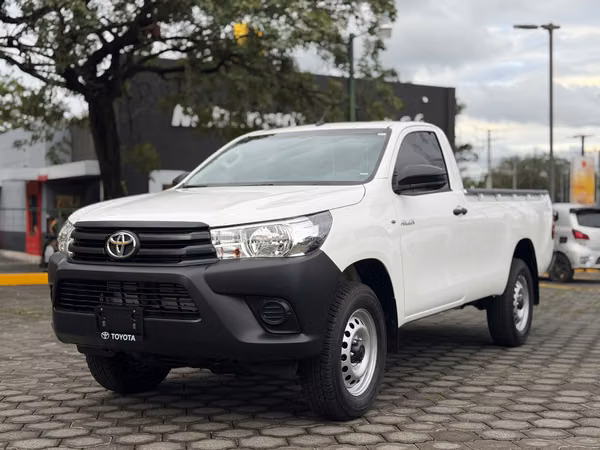 Toyota Hilux from an IMMEDIATE ENTER cabin Year 2027 Mechanical 4x4 Motor 2.4 cc Price U $37,500 Prima U $7,500