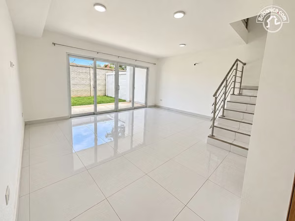 House in rent on the Hill Path - U $1,400