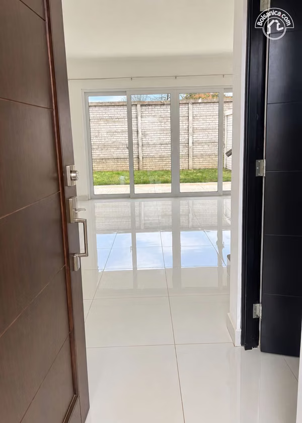 House in rent on the Hill Path - U $1,400
