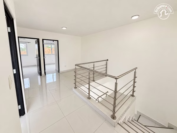 House in rent on the Hill Path - U $1,400