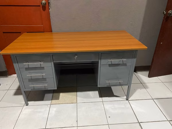 Escritorio ejecutivo de 6 gavetas 