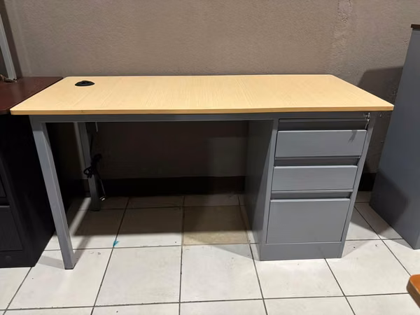 Executive desk for Tuscany style office, 3 gavets, with loading station