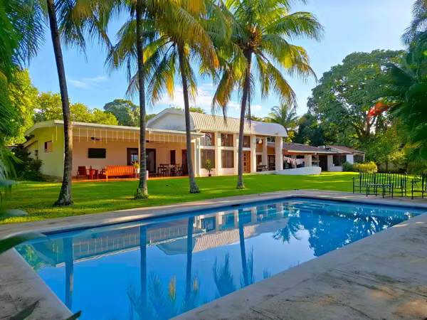 GG - Venta,  casa con piscina y terreno amplio en Carretera Sur .