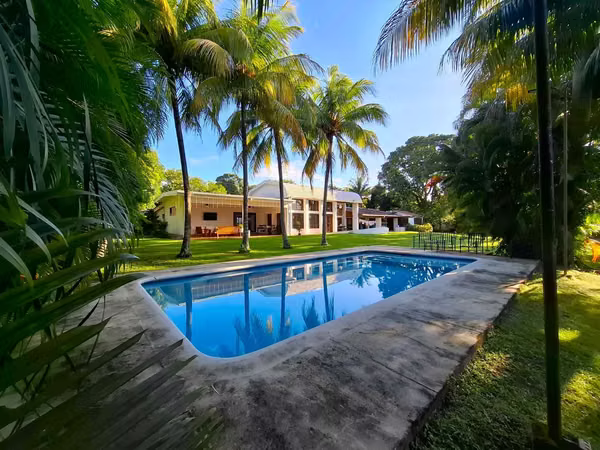 GG - Venta,  casa con piscina y terreno amplio en Carretera Sur .