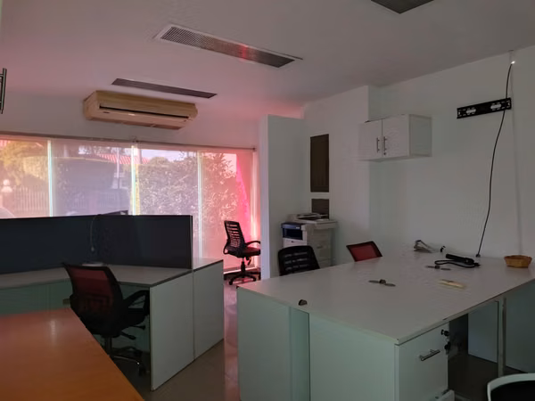 BOLONIA - SE RENTA LOCAL COMERCIAL DE OFICINAS