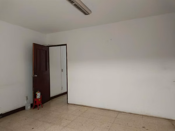 BOLONIA - SE RENTA LOCAL COMERCIAL DE OFICINAS
