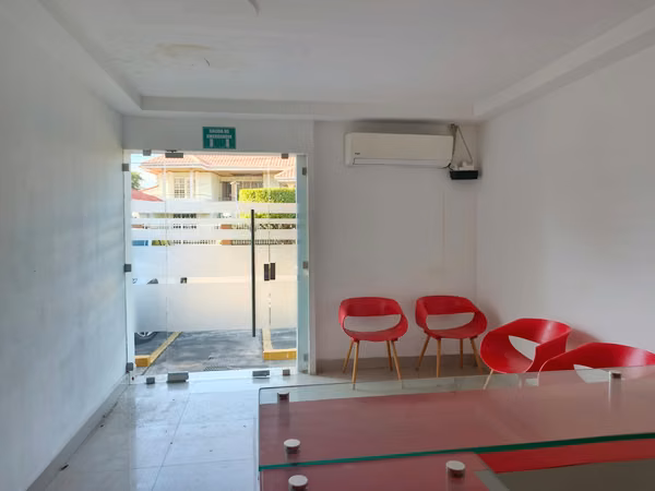 BOLONIA - SE RENTA LOCAL COMERCIAL DE OFICINAS