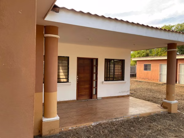 KC-Se vende casa principal + 4 apartamentos en Reparto Los Cocos, Nindirí, Masaya