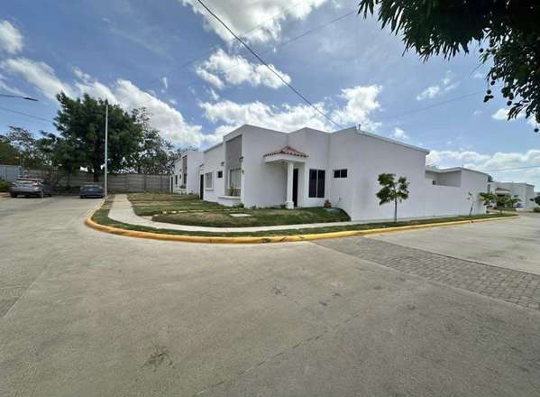 Condominio con piscina comunal, casa en renta! 