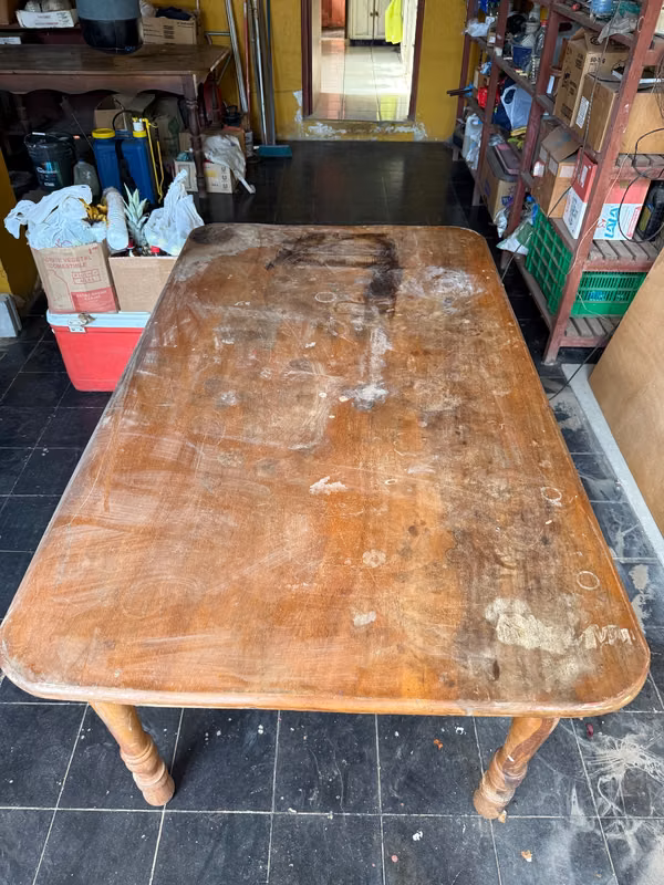 Male laurel wood dining room