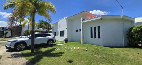 Moderna Casa en Condominio Privado