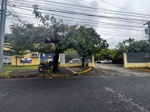 BUILDING FOR SALE WITH STARTEGIC LOCATION
