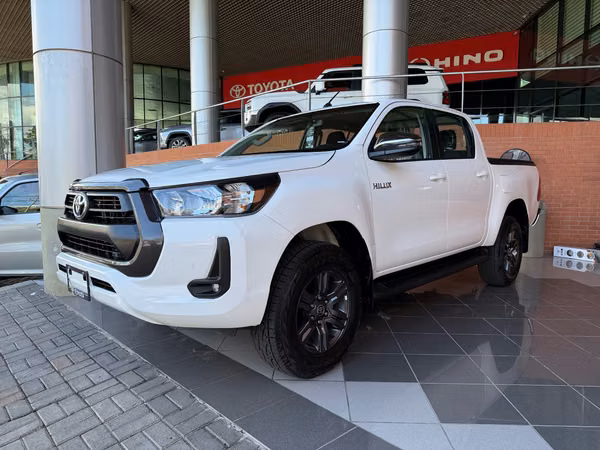 VENDO/CAMBIO- Hilux NUEVA DE PAQUETE 4x4 Intermedia Mecanica ENTREGA INMEDIATA 