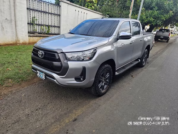 Vendo linda toyota hilux sr año 2024 caja mecánic con 61000 kmt