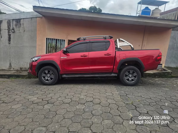 Vendo linda hilux sr intermedia 4x4 año 2023 mecanica 