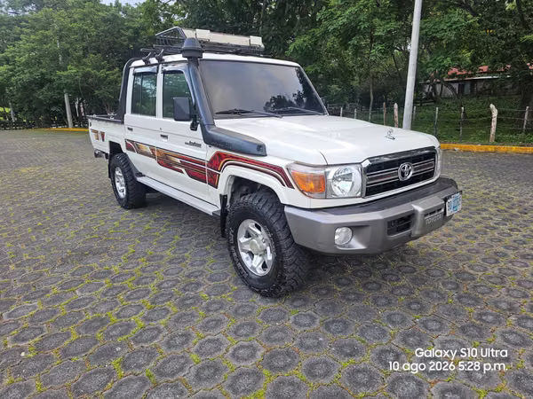 Vendo linda Toyota land crusier doble cabina 4x4 año 2021  full
