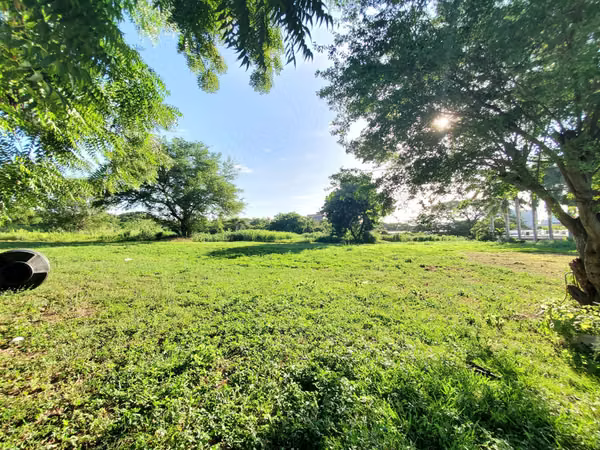 NO- I sell land in Avenida Jean Paul Genie