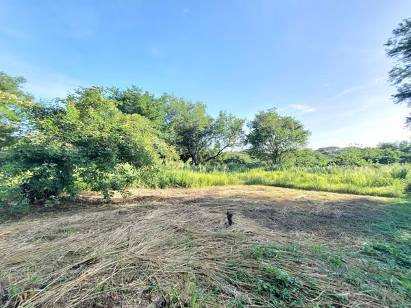 NO- I sell land in Avenida Jean Paul Genie