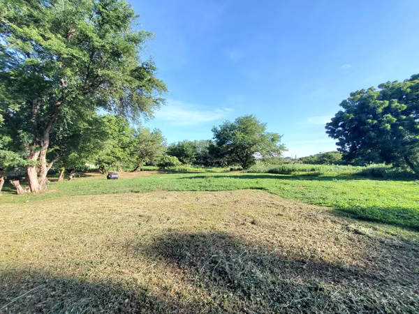 NO- I sell land in Avenida Jean Paul Genie