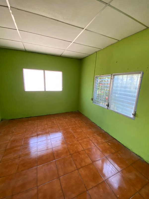 SE VENDE CASA DE 3 CUARTOS ESQUINERA, AMPLIA Y PATIO AUN MAYOR QUE LA CONSTRUCCION
