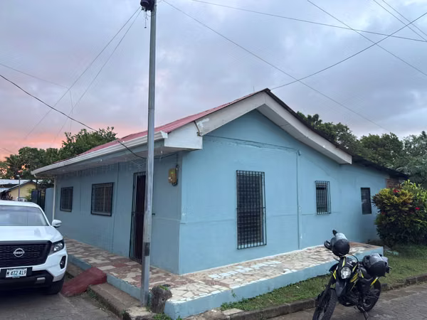 SE VENDE CASA DE 3 CUARTOS ESQUINERA, AMPLIA Y PATIO AUN MAYOR QUE LA CONSTRUCCION