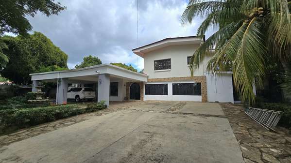 Two-storey house furnished in Renta in Las Colunas