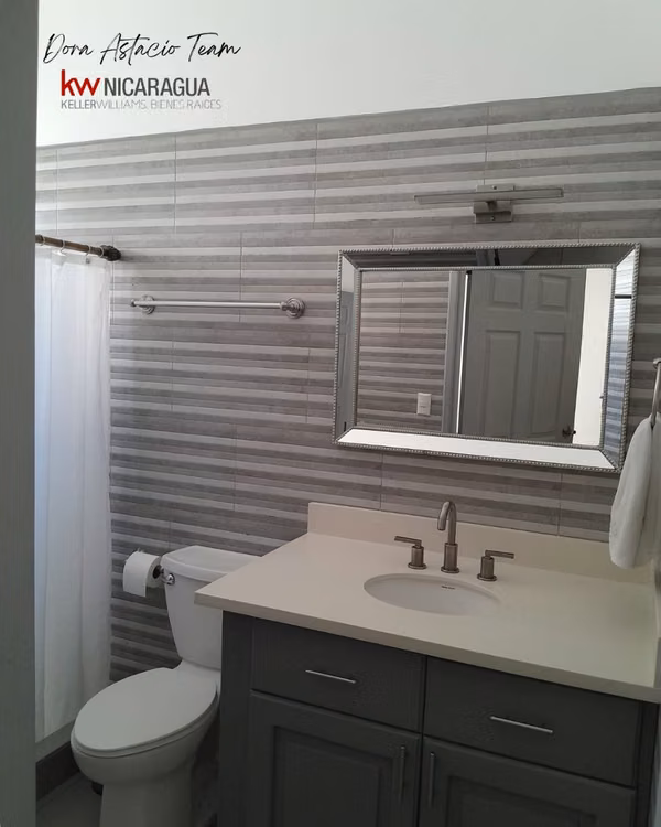 For sale! Large house with excellent maintenance, inside residential in Jinotepe, Carazo.