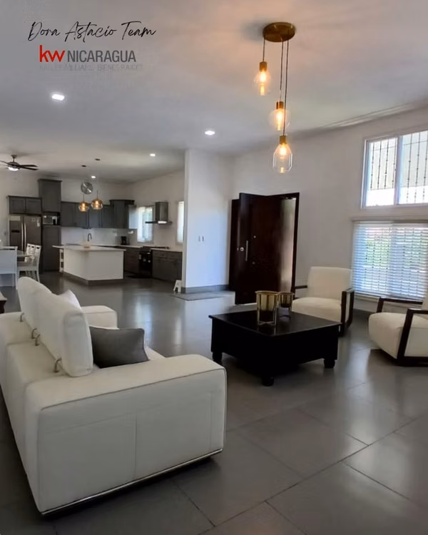 For sale! Large house with excellent maintenance, inside residential in Jinotepe, Carazo.