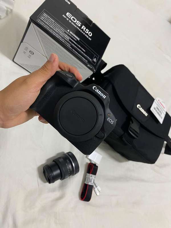 Canon camera R50