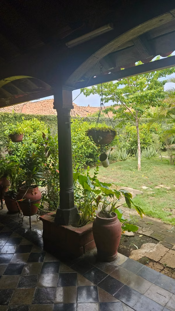 I sell Colonial House / 7 hab. / 2 patios / minutes' walk from the Central Park of León, N