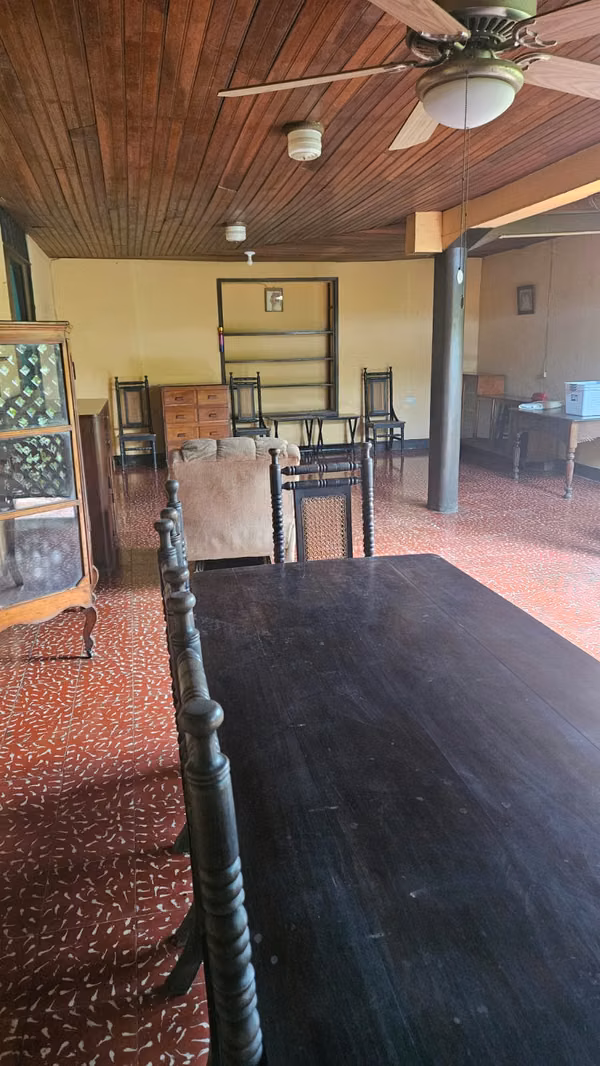 I sell Colonial House / 7 hab. / 2 patios / minutes' walk from the Central Park of León, N