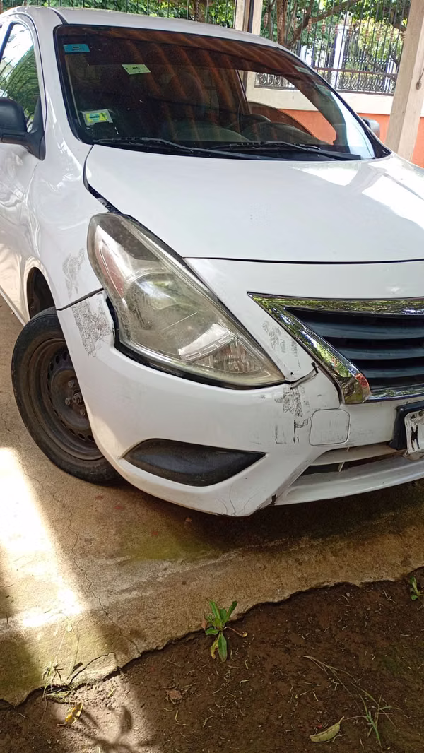 Versa 2018 automático 6500usd firme como está 80000kms daño frontal c carta de venta de uso diario motor caja buenos 