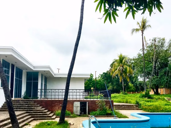 Al 2099 Extravagant Midcentury in Santa Maria