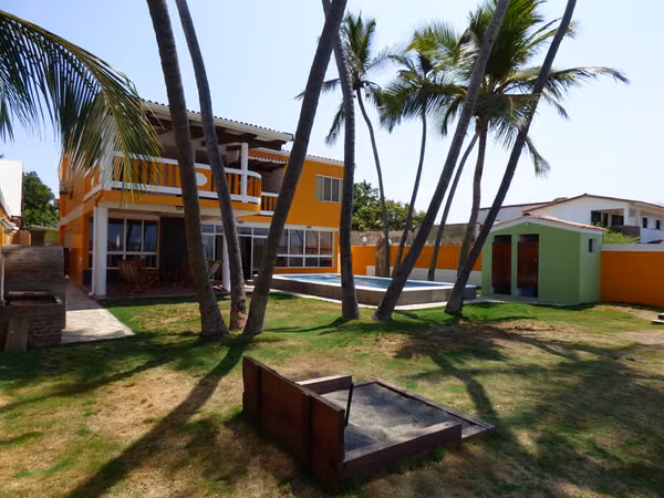Al 2090 Two Story Beach Villa in Poneloya