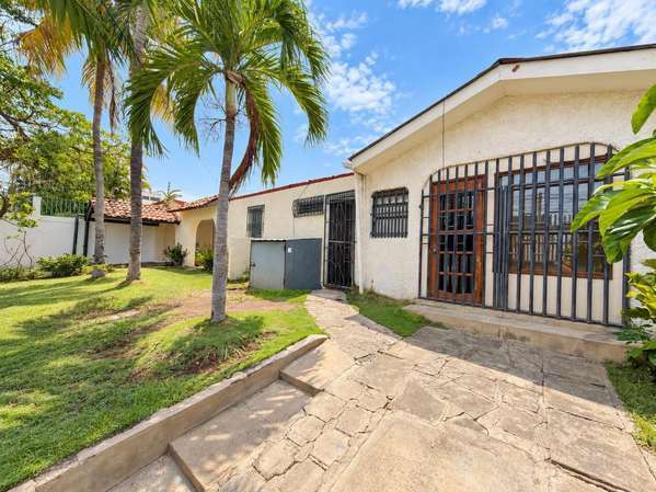RENT LARGE HOUSE FOR OFFICE OR BUSINESS IN ALGAMIRA PLANS