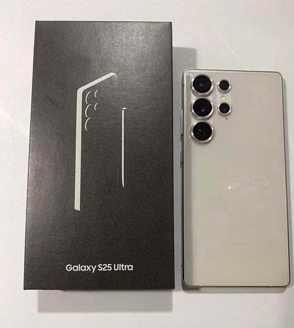 Samsung Galaxy S25 Ultra in excellent condition, practically as new.
