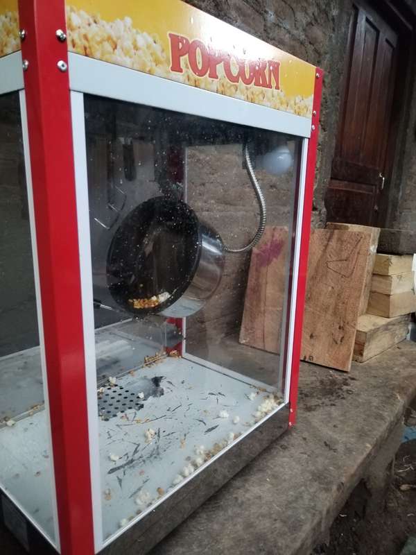 Machine for having palomites and machine for scratching are sold together
