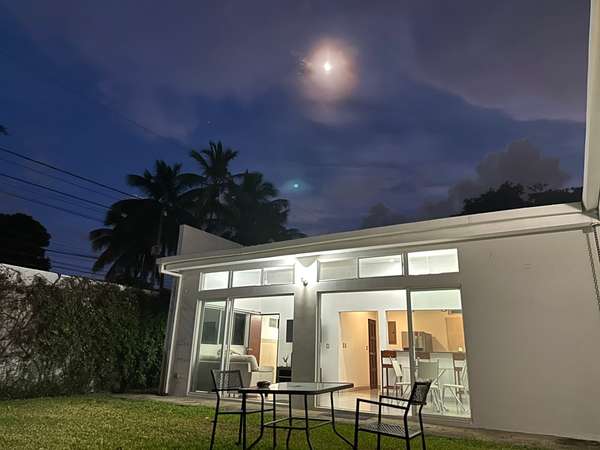 SE RENTA CASA MODERNA EN LAS COLINAS, MANAGUA – CONDOMINIO PRIVADO