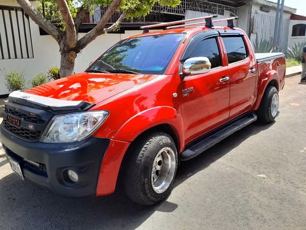 Sale Toyota Hilux year 2011 (4x2 original low)