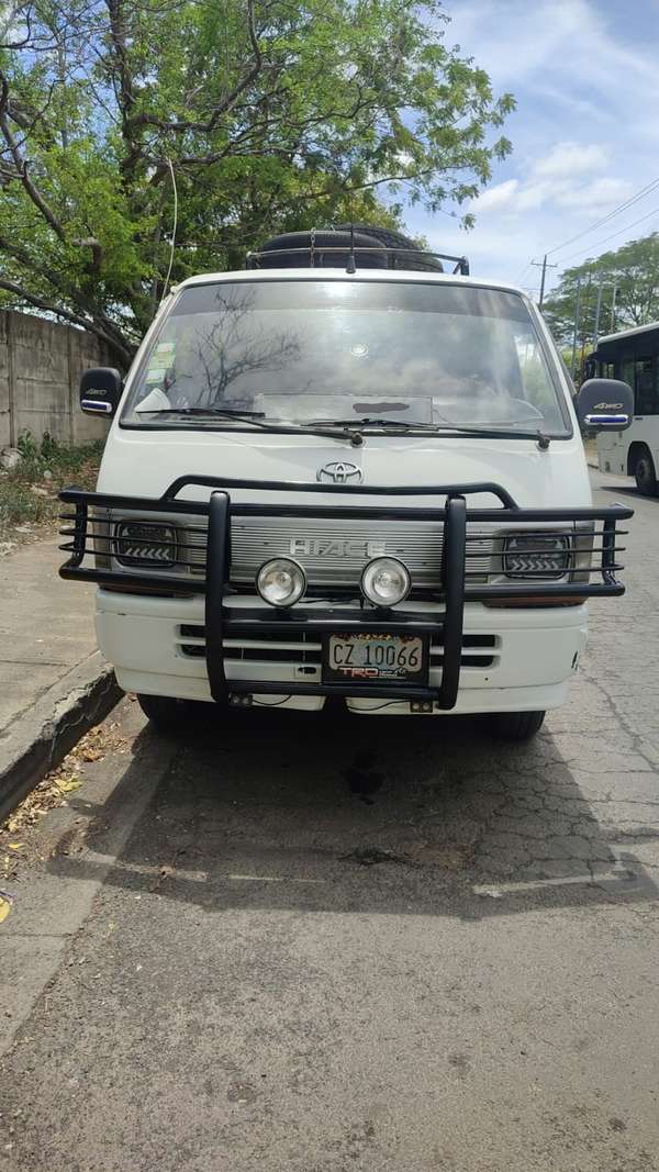 MICROBUS TOYOTA HIACE 