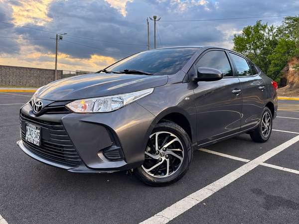 TOYOTA YARIS E 2022 || AUTOMATICO