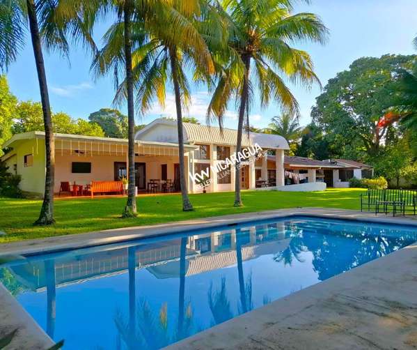 GG- Venta,  casa con piscina y terreno amplio en Carretera Sur .
