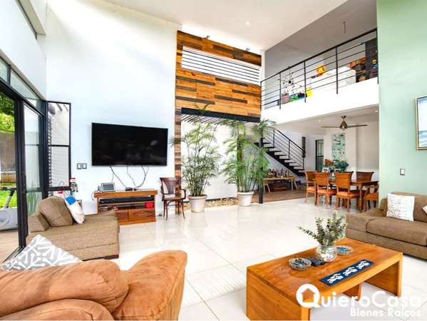 Hermosa Casa en Venta en Las Colinas