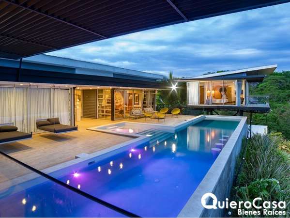 Estilo Minimalista, Vista Majestuosa y Piscina de Ensueño